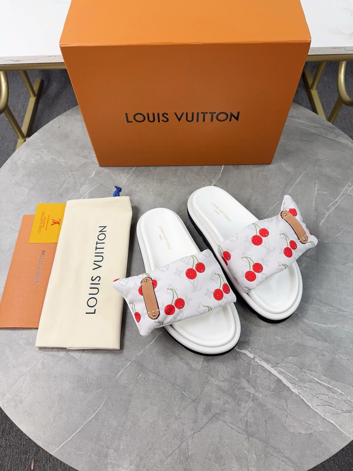 👟👟Ex-factory price 360👟👟 LV Donkey Brand L Family 2025 Hot Style Embossed Logo Embossed Sandals This Pool Pillow Comfort flat sandals are made of technical fabrics and use high-frequency embossing technology to reinterpret the Monogram pattern. Soft padded upper with adjustable Velcro, comfortable and tough insole adds harmonious colors ▪️Fabric: Original customized technical fabric ▪️Lining: soft sheepskin lining ▪️Sole: Original open-molded rubber foam outsole ▪️Size: 35-45